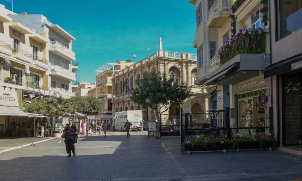 Δεν καταλαβαίνουν στην Κρήτη τα μέτρα -Ανοιξε καφενείο, κομμωτήριο, στούντιο τατουάζ -Εξι συλλήψεις